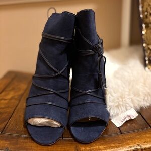 Joe’s Halsey Navy Bootie, size 10